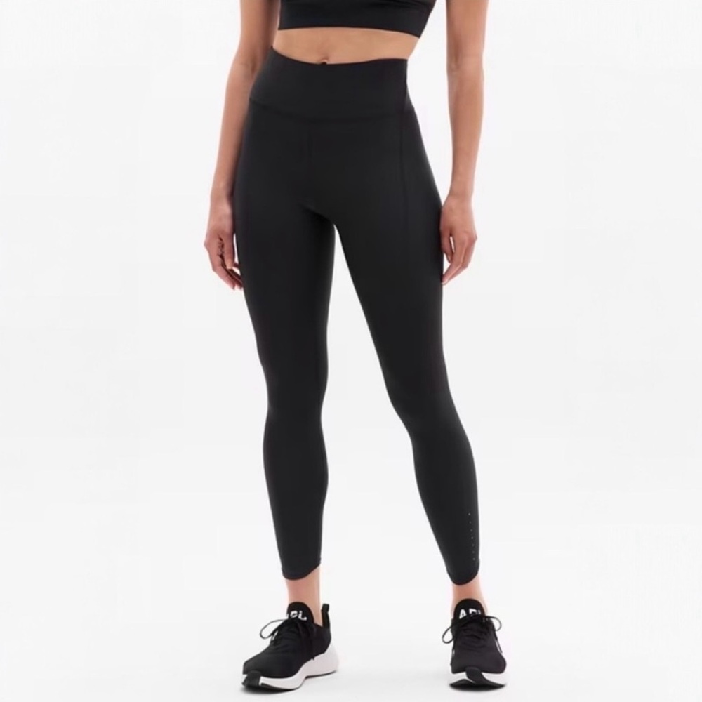 Athleta Pacesetter 7/8 tight in black NWT